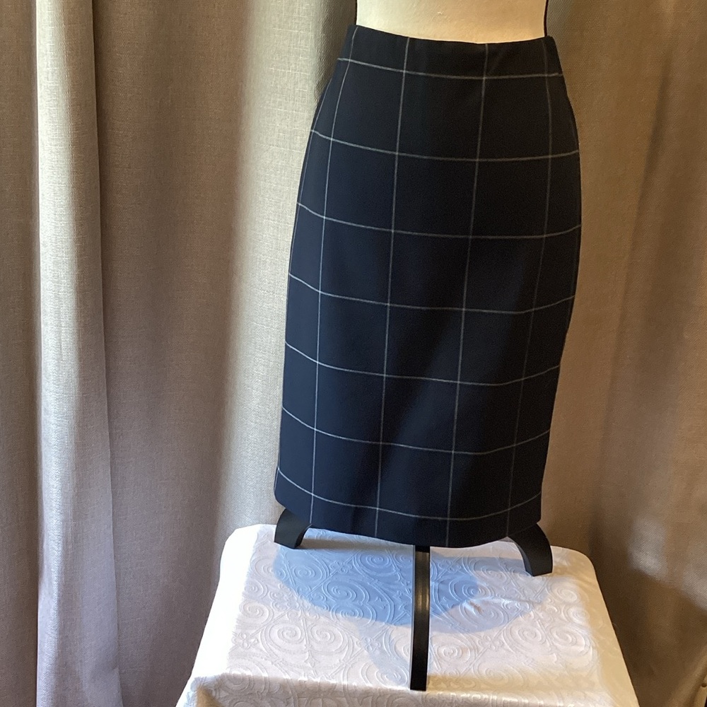 Ann Taylor Navy windowpane pencil skirt, size 8.